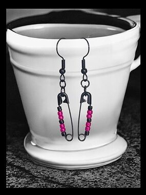 5 For $25💫Small Punk Black Safety Pin With Fushia Beads Earrings